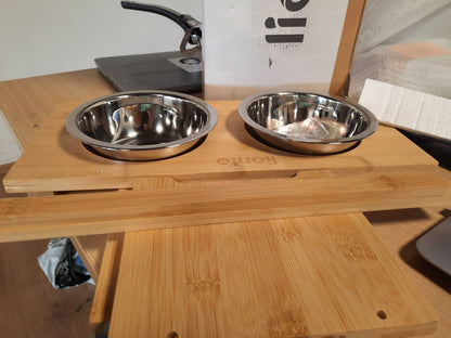 223027 - LIONTO Tas i ngritur prej bambuje për qen - 44x20x19 cm - Tas i dyfishtë për qen dhe mace - 2 tasa çeliku inox Ø 14 cm - Kapacitet 550 ML secila - Jo-rrëshqitës