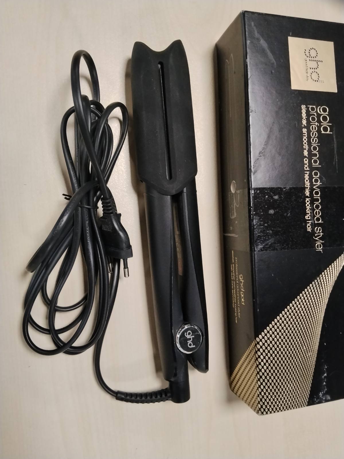 301555 - GHD Pjastër flokësh ghd gold, profesionale, e zezë, dizajn i rrumbullakosur, 65% më të shndritshëm, pa nxehtësi ekstreme, ideale për të gjitha llojet e flokëve