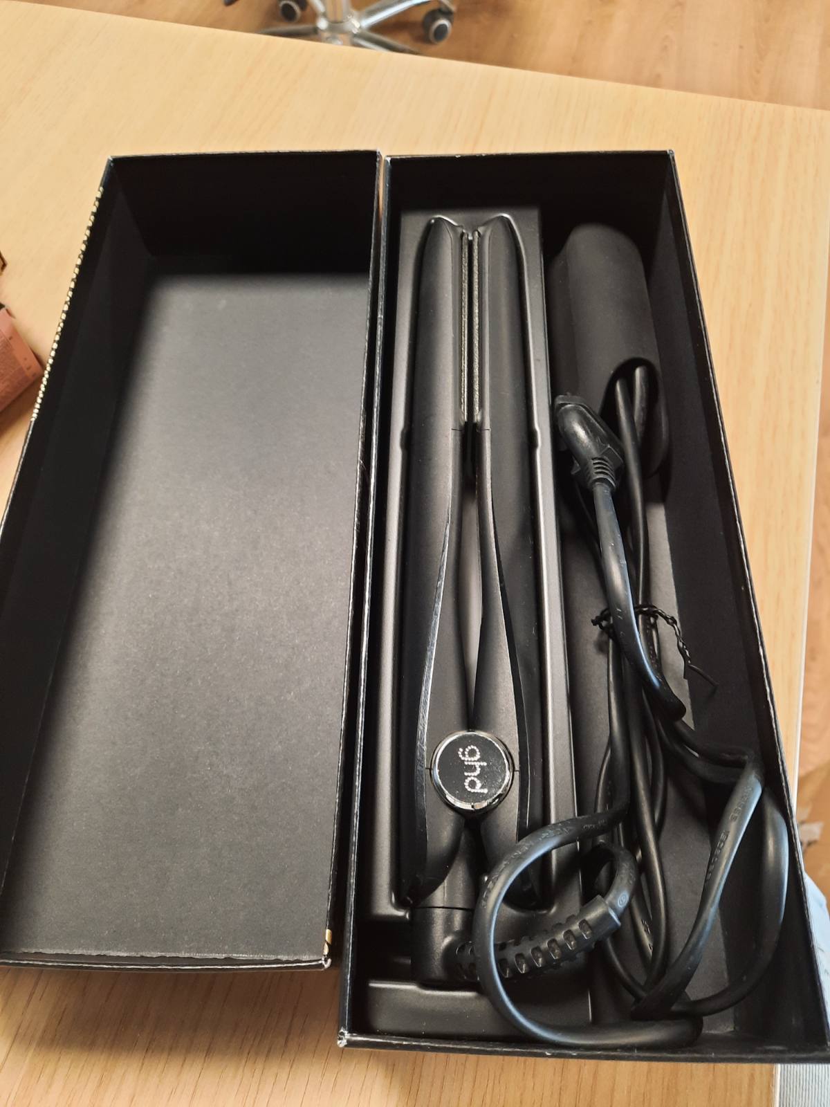 300246 - GHD Pjastër flokësh ghd gold, profesioniste (e zezë), 65% më të shndritshëm, dizajn i rrumbullakosur