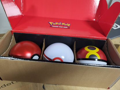 231105 - Pokémon TCG: Paketë me 3 kuti Poké Ball 2024 – Poké Ball, Premier Ball dhe Moon Ball. Ekskluzive për Amazon (përfshin 9 paketa përforcuese Scarlet & Violet + ngjitëse).