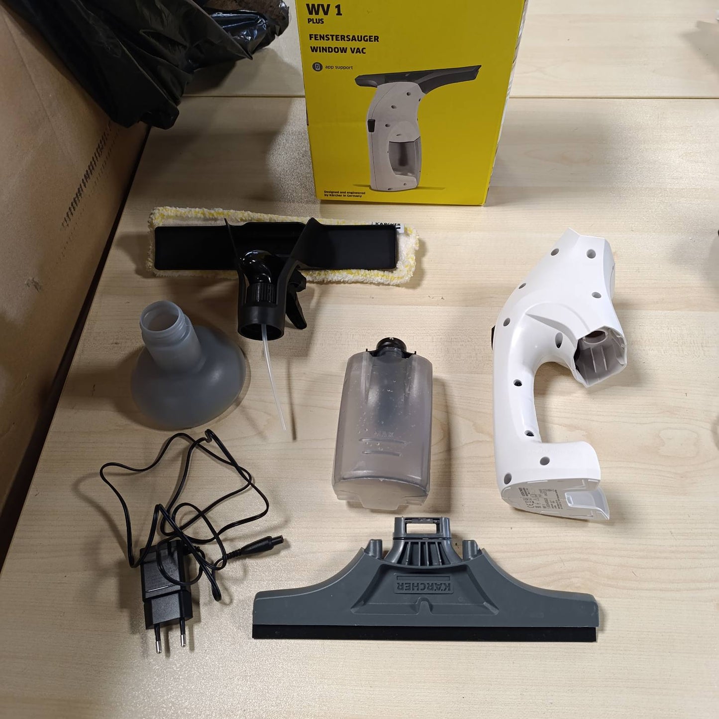 292932 - KÄRCHER Pastrues xhamash WV 1 Plus, Jetëgjatësia e baterisë: 25 minuta, Ekran LED, Depozita e ujit të ndotur: 100 ml, Pesha: 0.5 kg, Spërkatës me leckë mikrofibre, Pastrues xhamash i koncentruar 20 ml