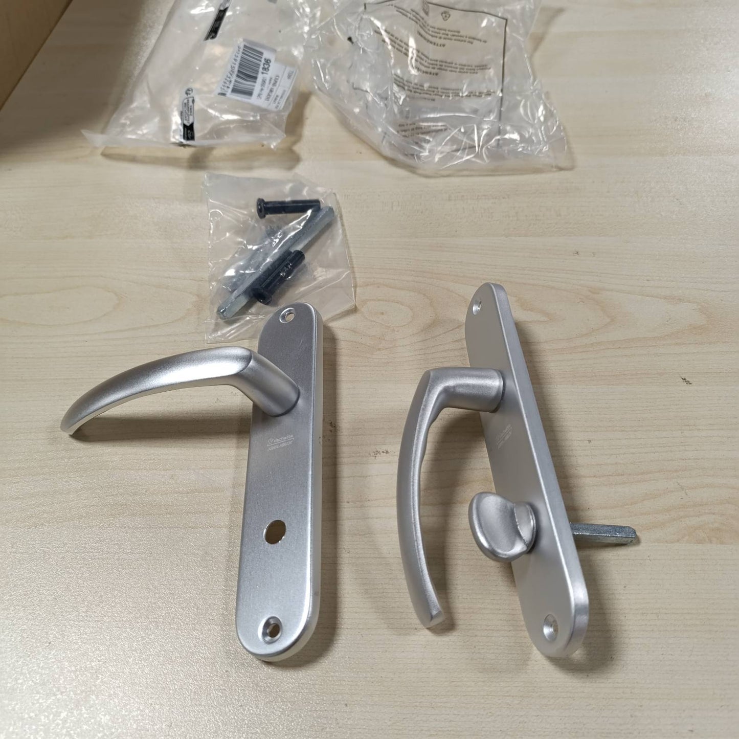 294354 - VACHTTE - Set dorezash dere në pllakë të vogël të pasme - Version me kyçje për dyer tualeti/banjoje, hapësirë vrimash 165 mm - Sistem instalimi i lehtë - Alumini i qëndrueshëm - Ngjyrë argjendi