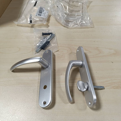 294354 - VACHTTE - Set dorezash dere në pllakë të vogël të pasme - Version me kyçje për dyer tualeti/banjoje, hapësirë vrimash 165 mm - Sistem instalimi i lehtë - Alumini i qëndrueshëm - Ngjyrë argjendi