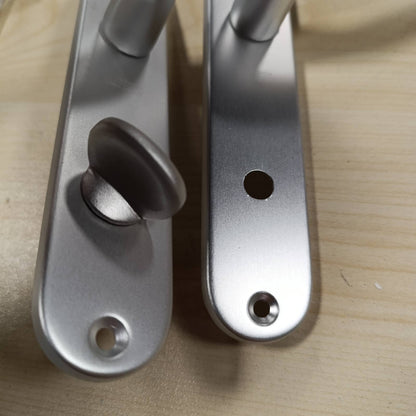 294354 - VACHTTE - Set dorezash dere në pllakë të vogël të pasme - Version me kyçje për dyer tualeti/banjoje, hapësirë vrimash 165 mm - Sistem instalimi i lehtë - Alumini i qëndrueshëm - Ngjyrë argjendi
