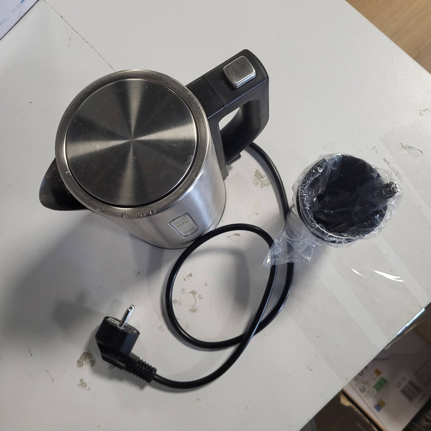 293680 - SEVERIN Çajnik udhëtimi pa BPA, 1100W, kapacitet 0.5L, çajnik elektrik me 2 gota dhe 2 lugë, çelik inox/i zi, WK 3647
