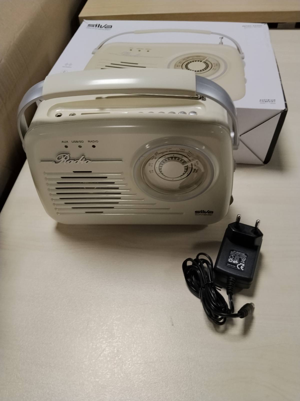 299465 - SILVA-SCHNEIDER Mono 1965, radio portative, funksionon me rrjet elektrik ose me bateri, ngjyrë bezhë
