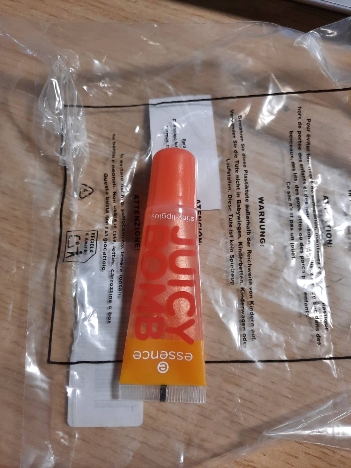 322189 - ESSENCE JUICY BOMB Shkëlqyes buzësh 103 Proud Papaya, 10 ml, vegan, teksturë jo ngjitëse