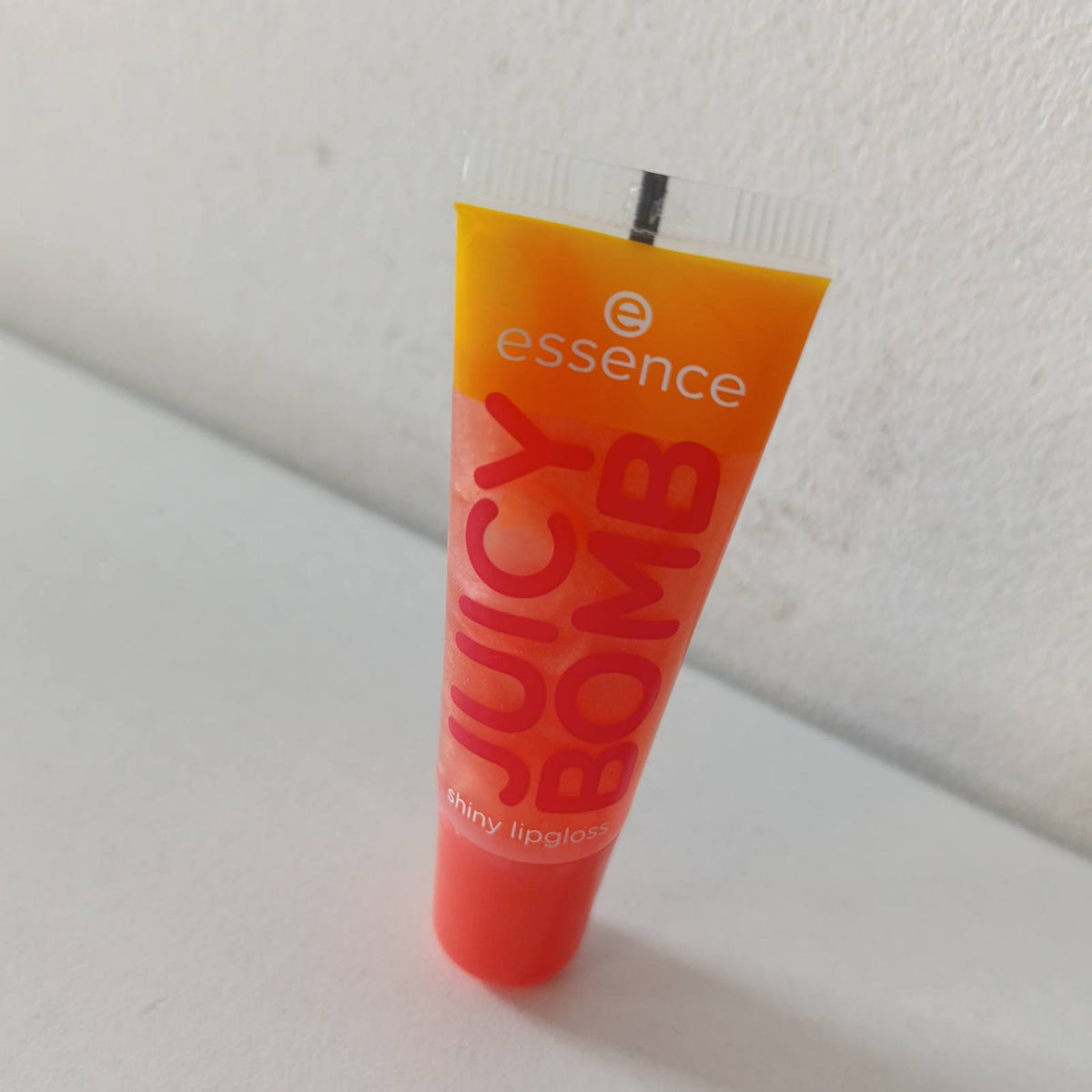 322190 - ESSENCE JUICY BOMB Shkëlqyes buzësh 103 Proud Papaya, 10 ml, vegan, teksturë jo ngjitëse