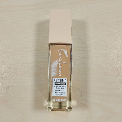 297322 - LA PROVENCAL Fondatinë që reflekton dritën - 97% përbërës me origjinë natyrale - Mbulim mesatar - Të gjitha llojet e lëkurës - Me vaj ulliri organik nga Provence - Nuanca: 30 Golden Beige - 30 ml