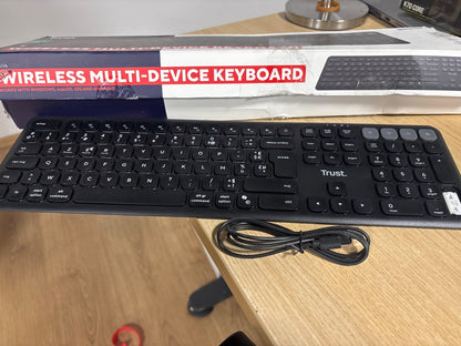 295202 - TRUST Tastierë Bluetooth pa tel Vaiya + 2.4GHz AZERTY për frëngjisht, tastierë Bluetooth e rikarikueshme për shumë pajisje me tastierë numerike, 55% plastikë e ricikluar, Windows iOS iPadOS macOS Android, e zezë