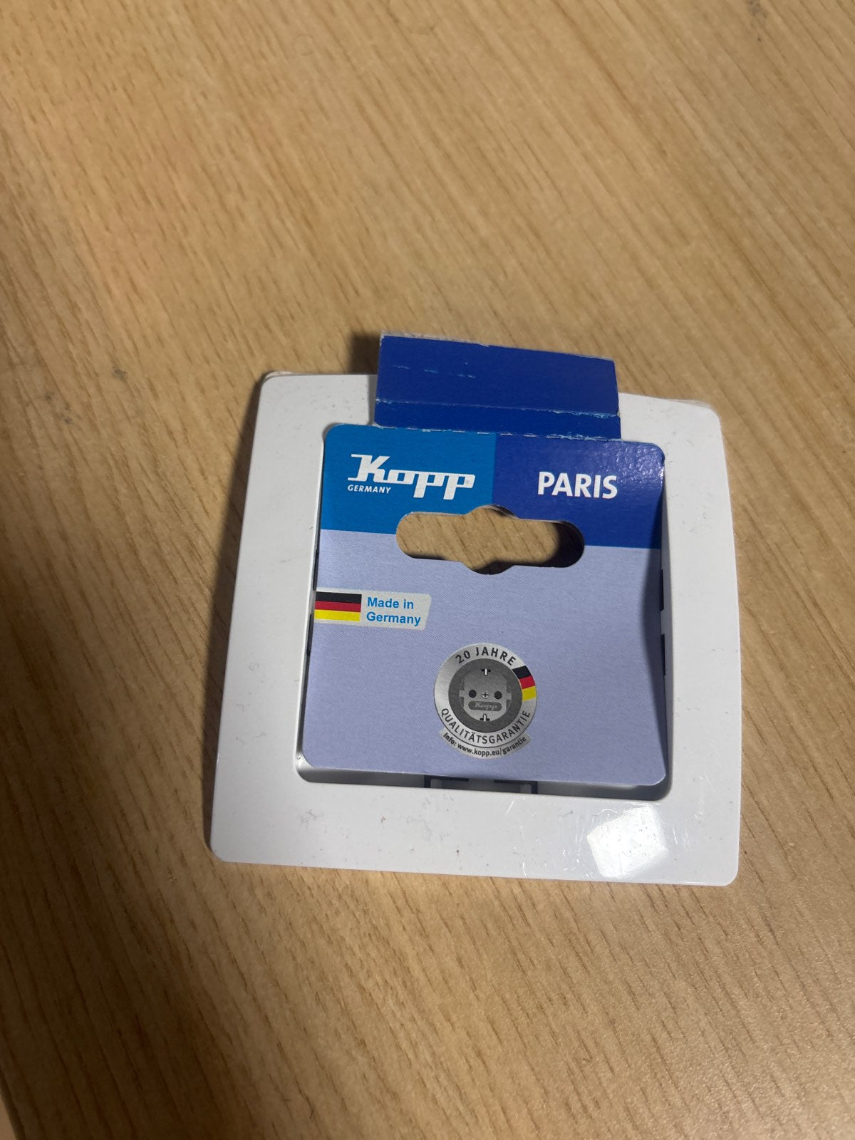 294105 - KOPP Kornizë PARIS, 83 x 83 x 9.5 mm, mbulesë e bardhë arktike, për priza dhe çelësa, plastike elegante, cilësi e lartë