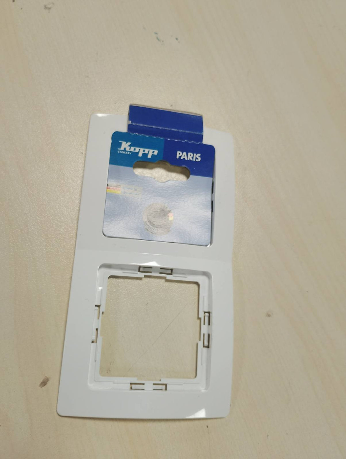 294652 - KOPP Kornizë mbuluese PARIS me 2 grupe në të bardhë arktike - 8.3 x 15.4 cm - Kornizë plastike për priza dhe çelësa
