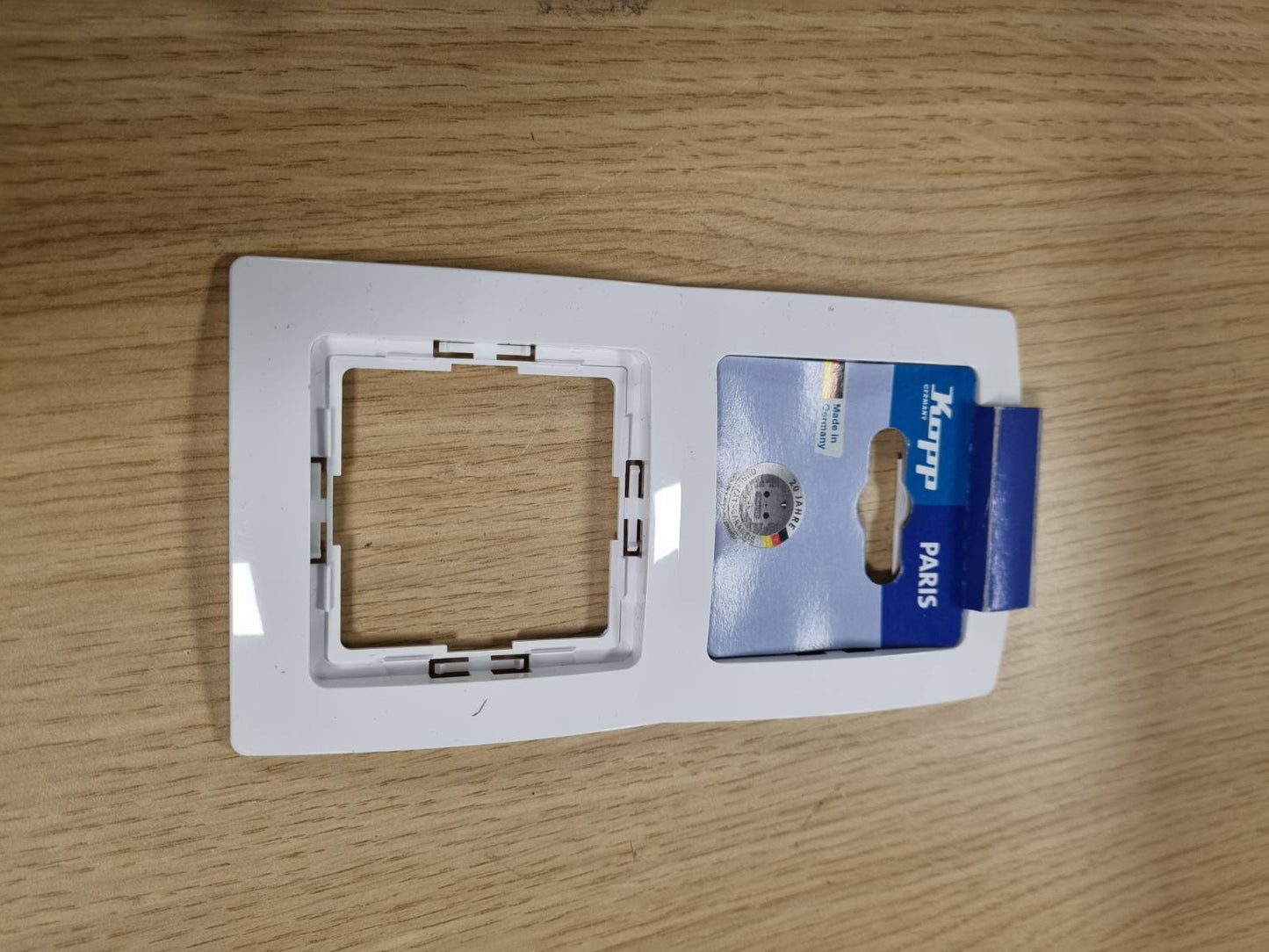 294651 - KOPP Kornizë mbuluese PARIS me 2 grupe në të bardhë arktike - 8.3 x 15.4 cm - Kornizë plastike për priza dhe çelësa