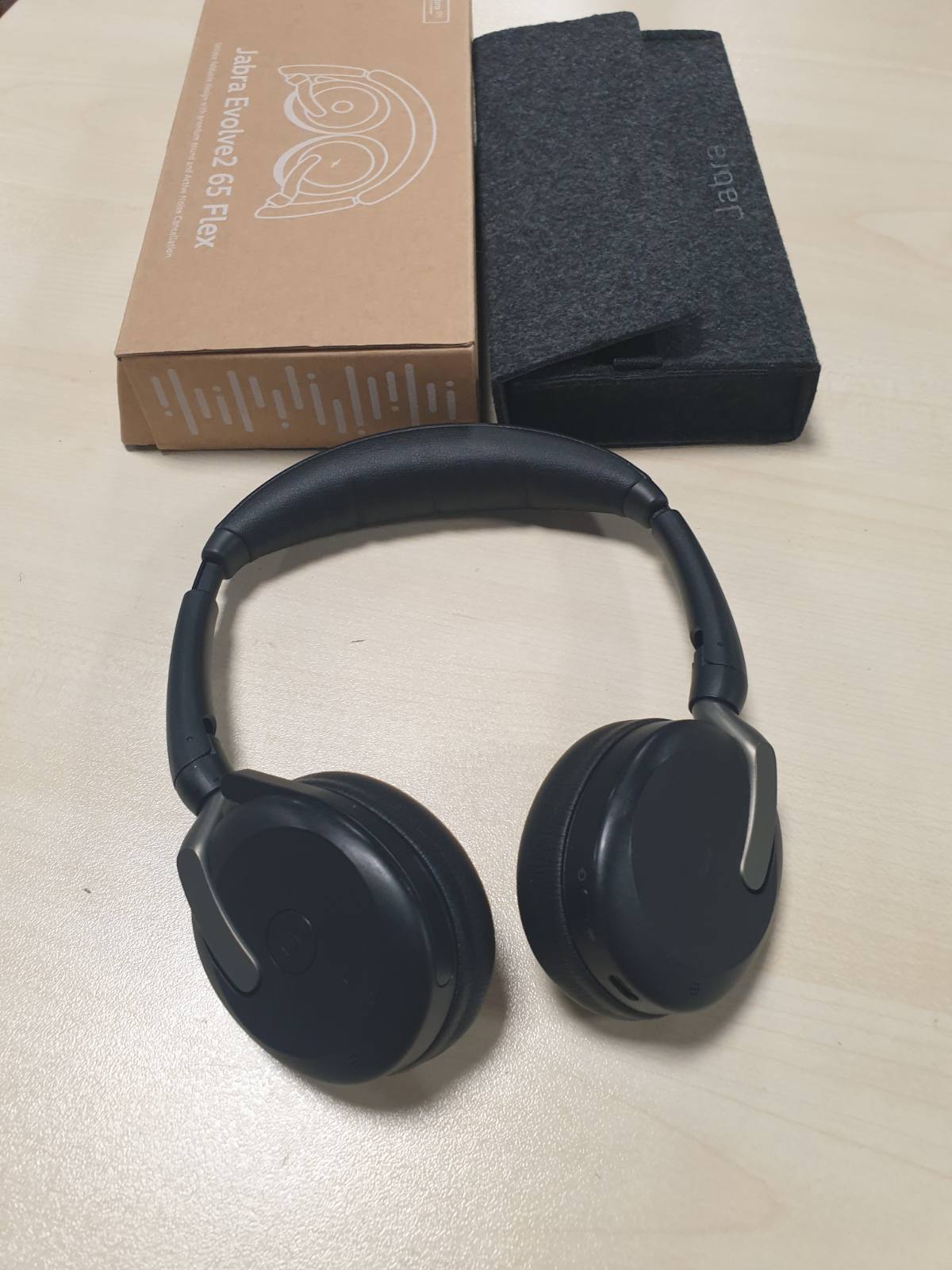 298968 - JABRA Evolve2 65 Flex, Kufje Bluetooth pa tel, Anulimi i zhurmës ClearVoice dhe ANC hibride, Dizajn i lehtë, Adaptor USB-A, Jetëgjatësi baterie 20 orë, i çertifikuar nga MS Teams, Ngjyrë e zezë
