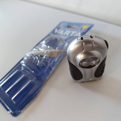 320639 - FENER VARTA LED me 3 bateri AAA, Silver Light, fener me unazë varëse, strehim i fortë me dorezë gome, kompakt dhe praktik