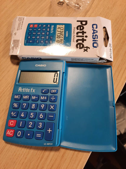 300079 - CASIO LC-401LV-BU-BOX – Kalkulator për shkollën fillore, ngjyrë blu