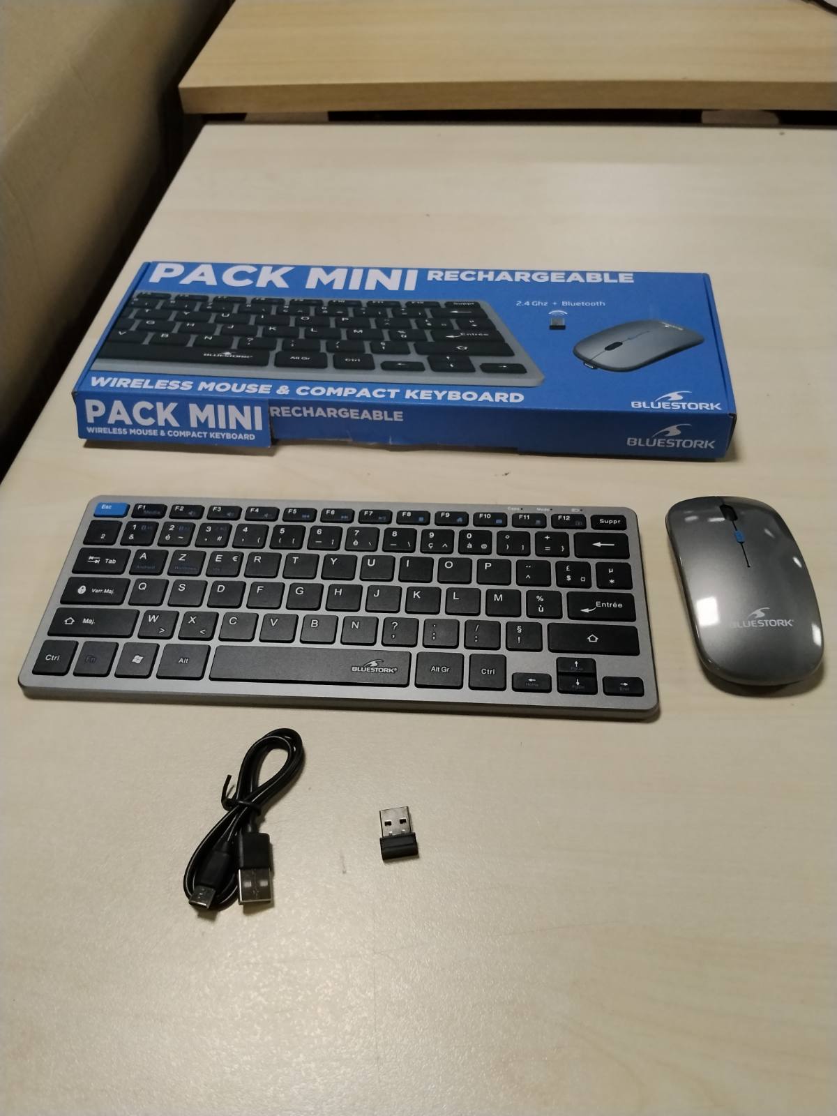 299543 - BLUESTORK Paketa Mini V2 Tastierë dhe Maus pa Tel, Tastierë AZERTY, Madhësi Kompakte, Maus 1600 DPI, Lidhje 2.4 GHz dhe Bluetooth, Jetëgjatësi Baterie 80 orë, Pajtueshme me Windows/Android/iOS