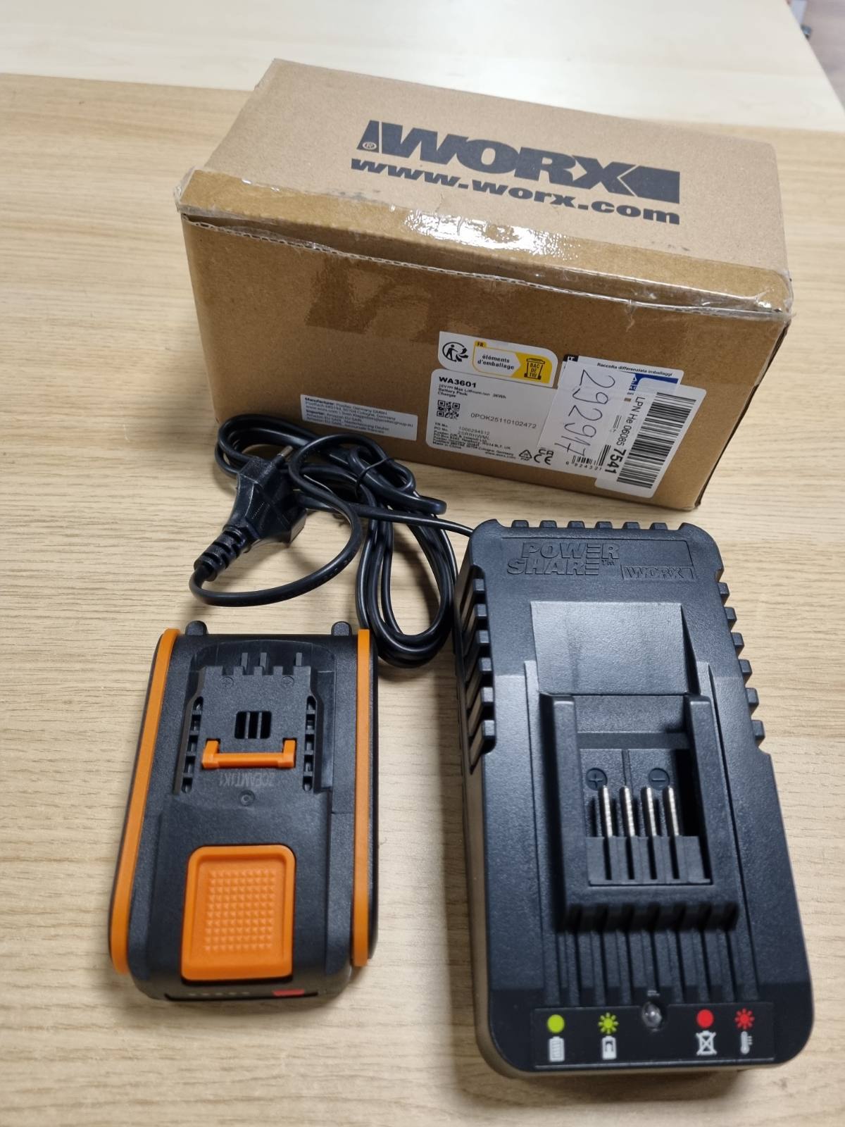 292917 - WORX Bateri origjinale PowerShare WA3601 - Bateri Li-Ion 20V 2000mAh me stacion karikimi - për të gjitha mjetet elektrike dhe pajisjet e kopshtit, kohë karikimi 1 orë
