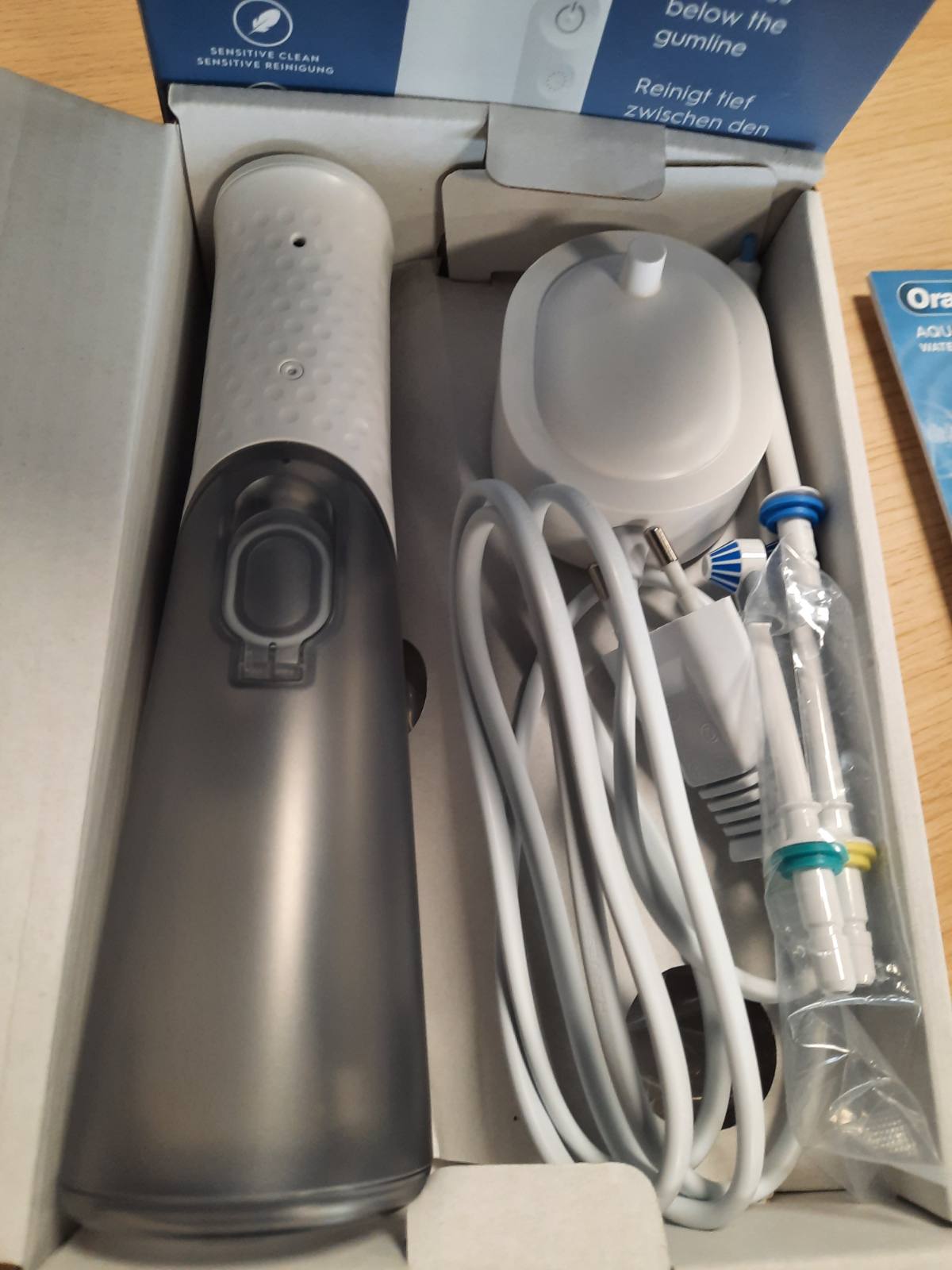 297901 - ORAL-B AquaCare Series 6, Ujitës Oral pa Kabllo, ngjyra e bardhë/gri