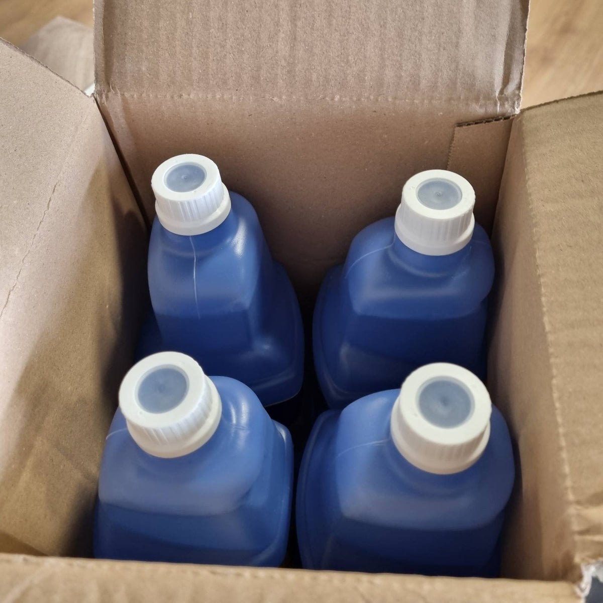 298276 - SWIFFER Pastrues Dyshemeje me Sprej Mop WetJet, Madhësi e Madhe 5L (1.25L x4), Aromë Agrume, heq papastërtinë pa njolla.