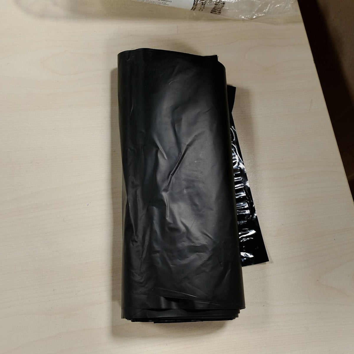 296262 - AMAZON BASICS - Qese Postare prej Polietileni, Zarfe Vetë-Mbyllëse, të Zeza, 25 x 33 cm, Pako me 100 copë