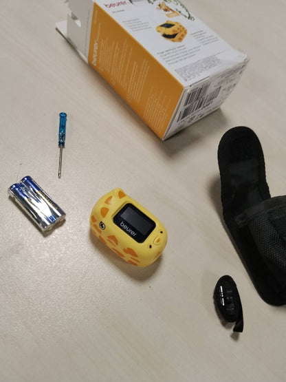 316381 - BEURER Oksimetër pulsi PO 13 Kids për fëmijë, mat pulsin dhe ngopjen e oksigjenit, madhësi e vogël, shtrirje automatike e ekranit, me qese rripi
