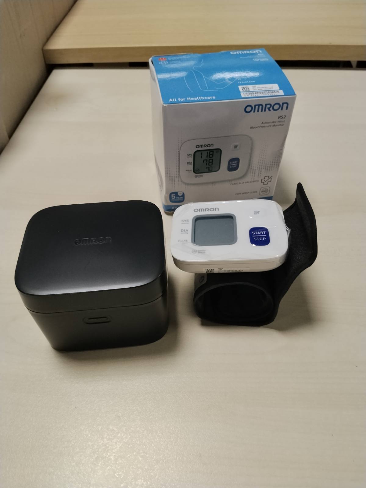 336053 - OMRON RS2, Monitorues i tensionit të gjakut për kyçin e dorës