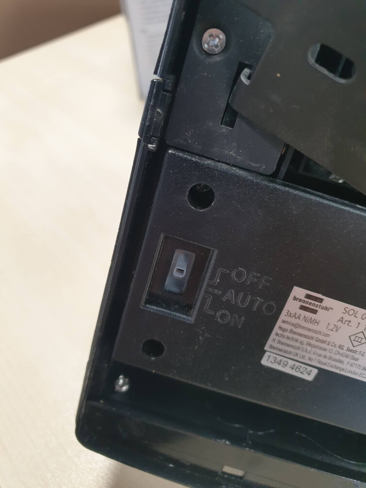 292982 - BRENNENSTUHL Llambë diellore LED me detektor lëvizjeje, dritë jashtme me panel diellor të integruar, sensor lëvizjeje infra të kuqe, IP44, 3 bateri të rikarikueshme, ngjyrë e zezë
