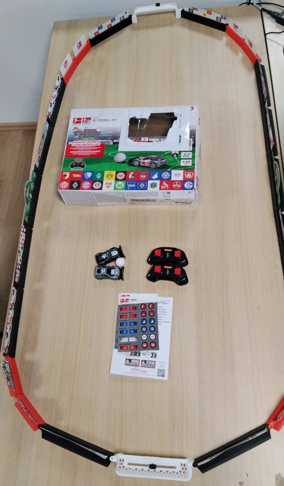 292829 - Set Futbolli Bundesliga Carrera RC | Fushë loje me 2 mini makina RC - porta, top, afishe dhe barriera | Për fëmijë 6 vjeç e lart