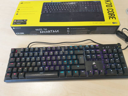 295083 - CORSAIR Tastierë mekanike për lojëra me tela K70 CORE RGB – Çelësa linearë të lubrifikuar MLX të kuq, SOCD, amortizim zhurme, rrotë kontrolli mediash, AZERTY FR – e zezë