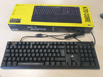 295083 - CORSAIR Tastierë mekanike për lojëra me tela K70 CORE RGB – Çelësa linearë të lubrifikuar MLX të kuq, SOCD, amortizim zhurme, rrotë kontrolli mediash, AZERTY FR – e zezë