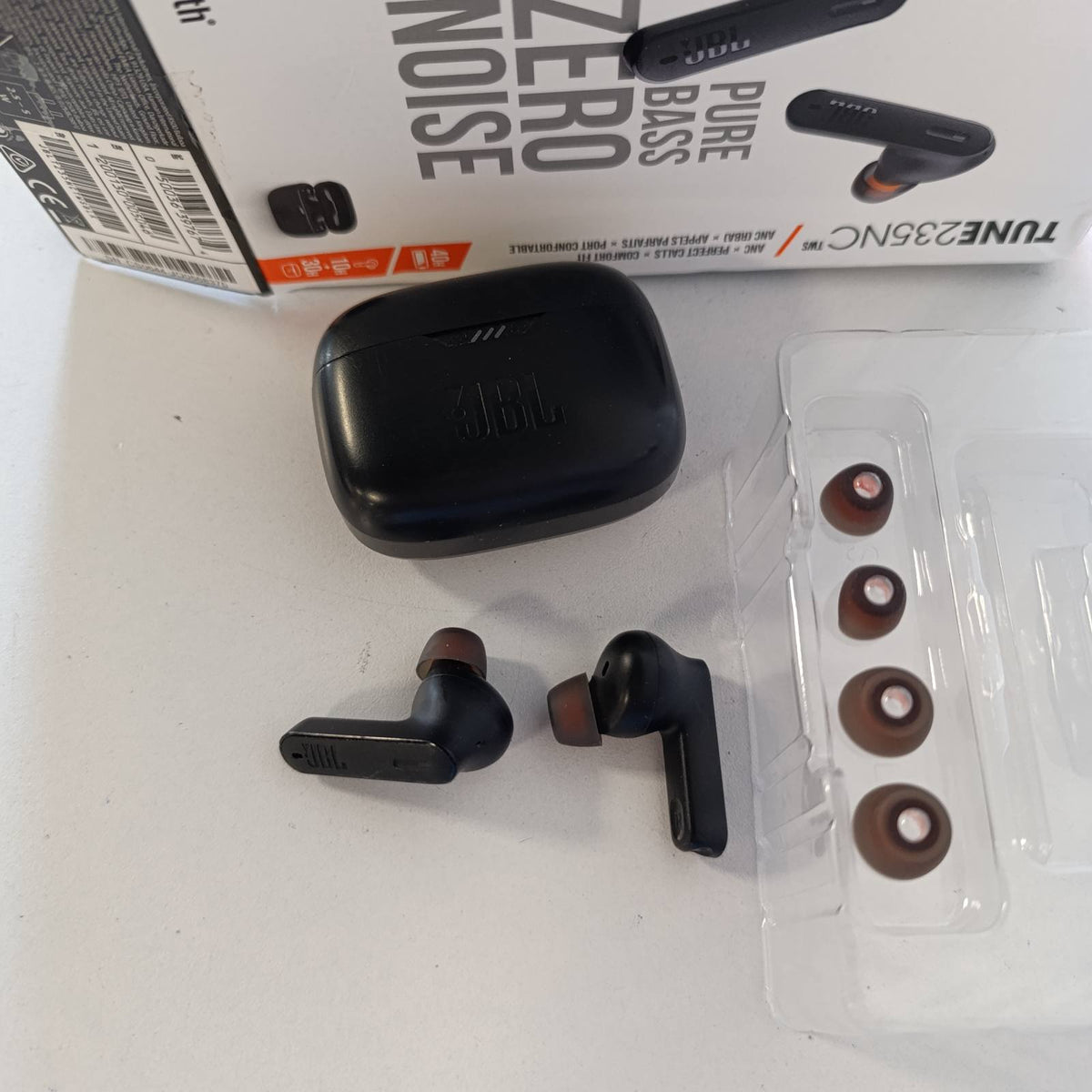 276131 - JBL Tune 235 NC, Kufje Bluetooth True Wireless, Anulim Zhurmesh, jetëgjatësi baterie 48 orë, IP54, dizajn i rehatshëm, të zeza