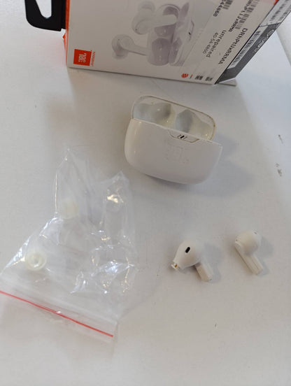 276473 - JBL Wave Beam, Kufje pa Tel në Vesh, Rezistencë ndaj Ujit IP54 dhe IPX2, Thirrje Pa Duar, Jetëgjatësi Baterie 32 Orë, E Bardhë