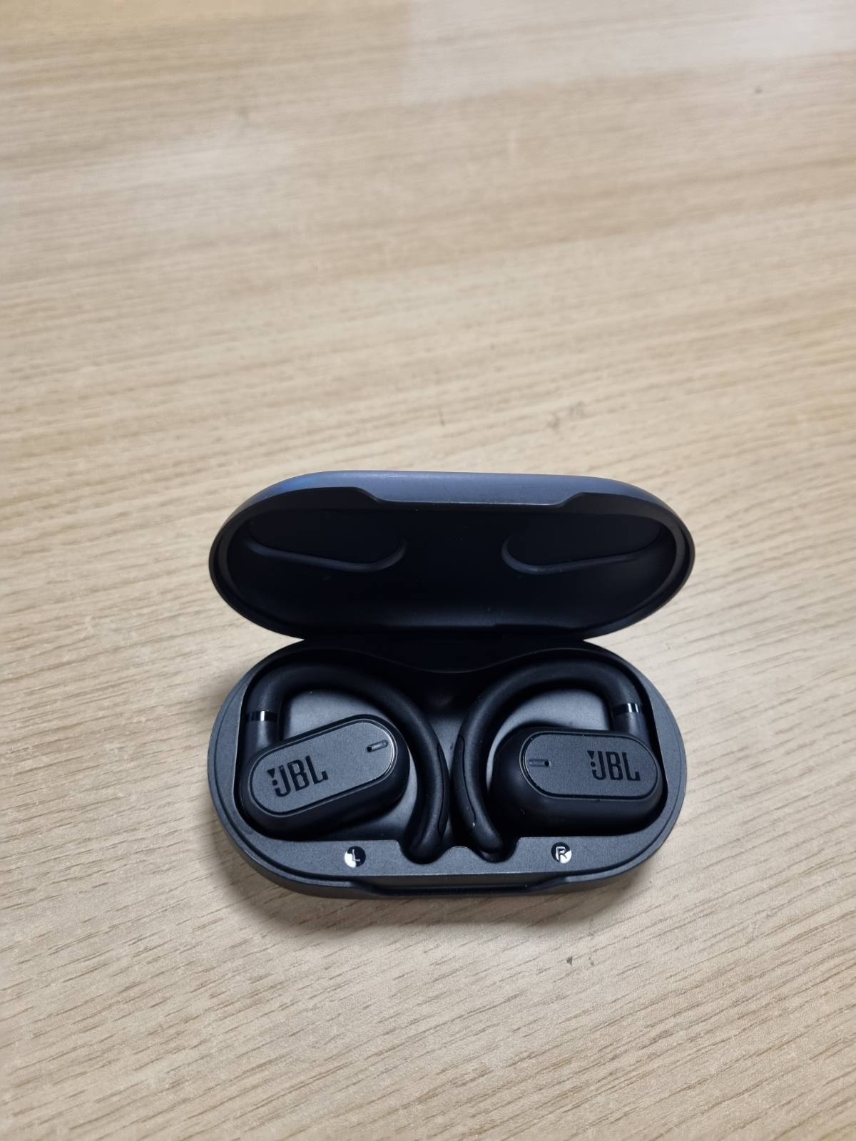 276054 - JBL Soundgear Sense – Kufje pa tel Bluetooth me vesh të hapur – Rezistent ndaj spërkatjeve dhe të rehatshme – Ngjyrë e zezë