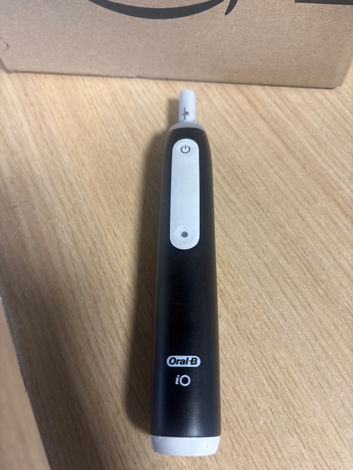 301623 - ORAL-B Furçë dhëmbësh elektrike iO Seria 3 Plus Edition, 3 koka furçe, 3 mënyra pastrimi, E zezë