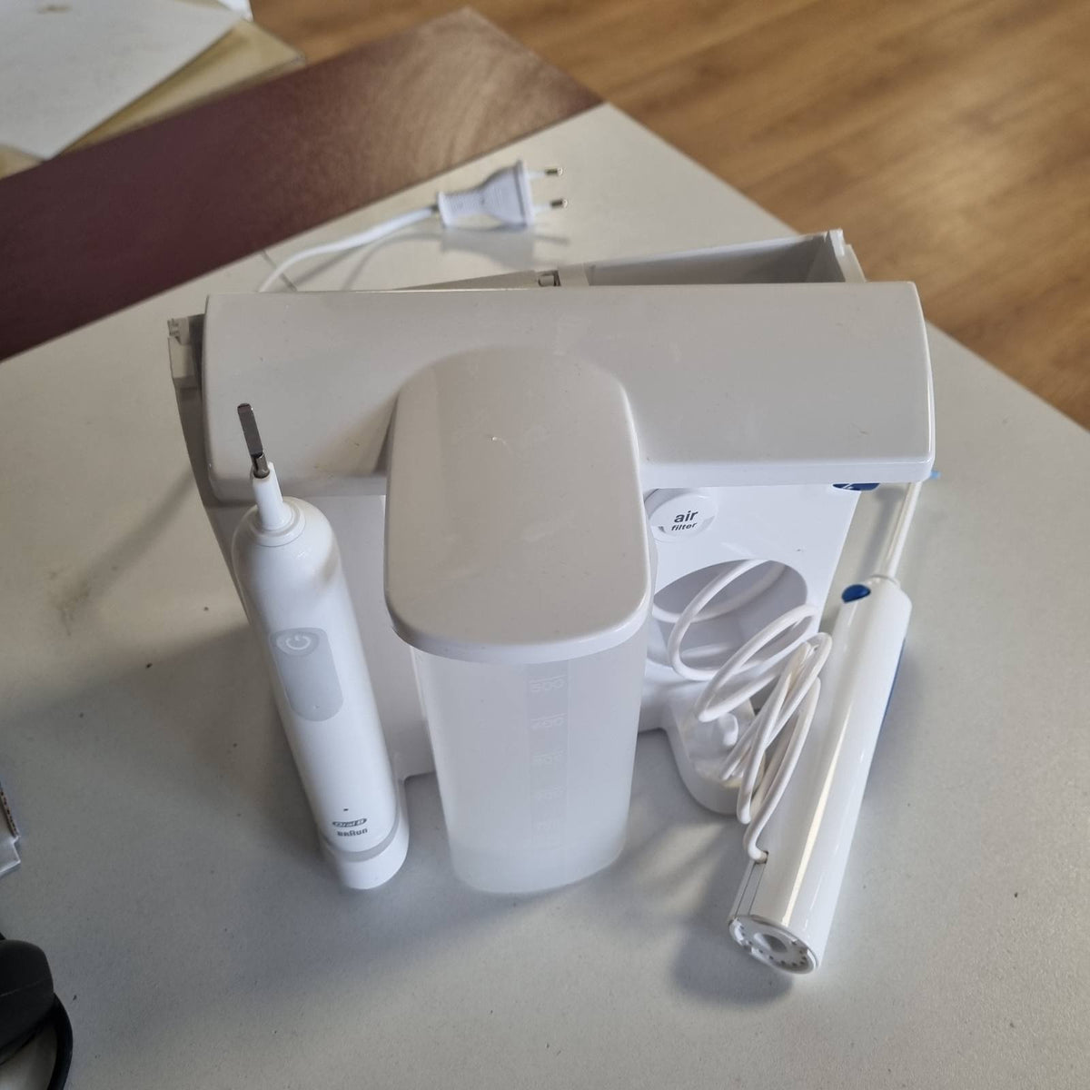 301675 - ORAL-B Pastrues dhëmbësh me ujë Center, teknologji Oxyjet, 2 gryka zëvendësuese, 3 mënyra për kujdesin oral, e bardhë