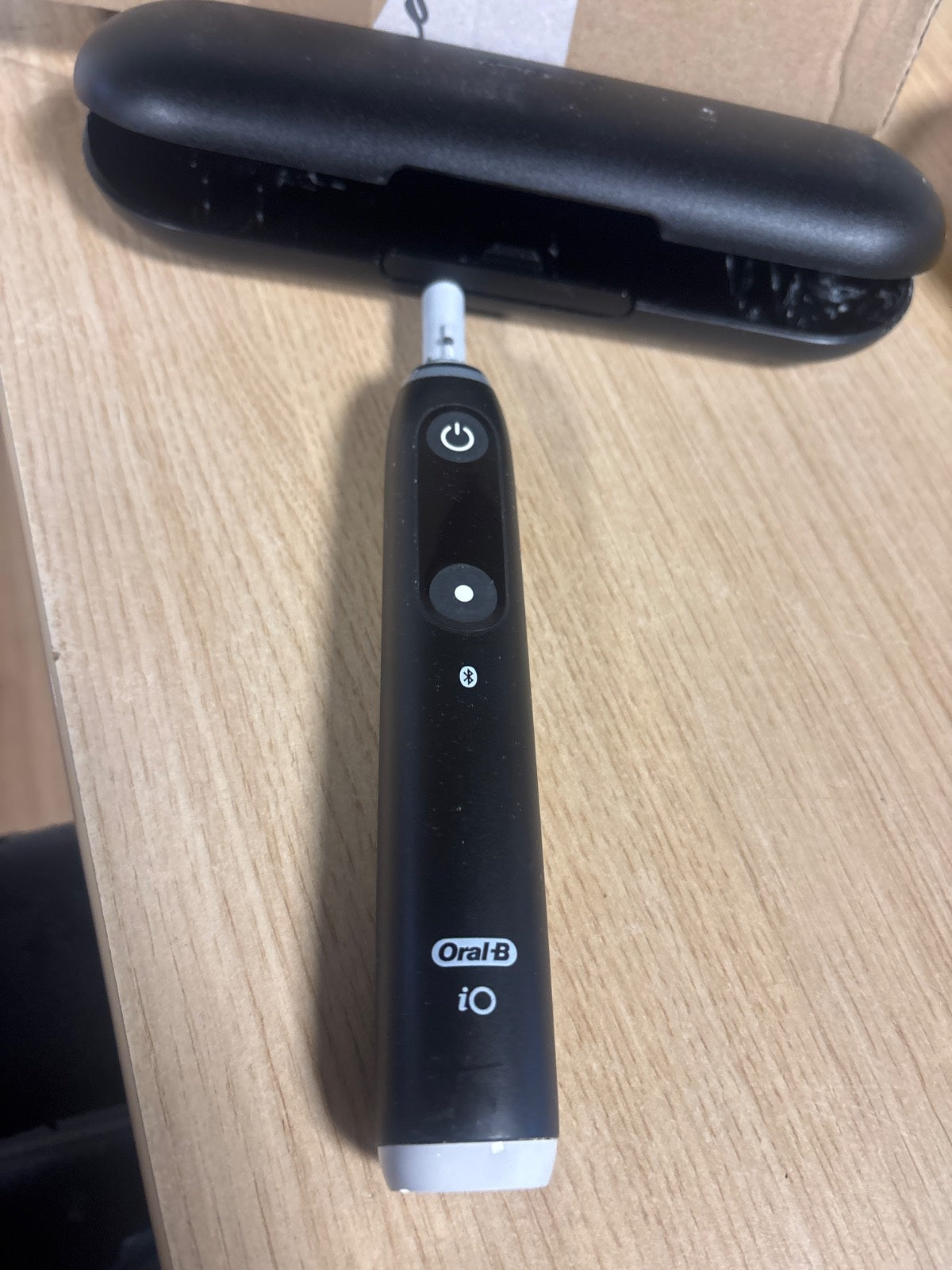 301582 - ORAL-B Furçë dhëmbësh elektrike e rikarikueshme iO6, e zezë, me kuti udhëtimi, 1 furçë dhëmbësh, 1 pastë dhëmbësh, mbrojtje nga mishrat e dhëmbëve, mburojë antibakteriale, pastrim i thellë, 75 ml