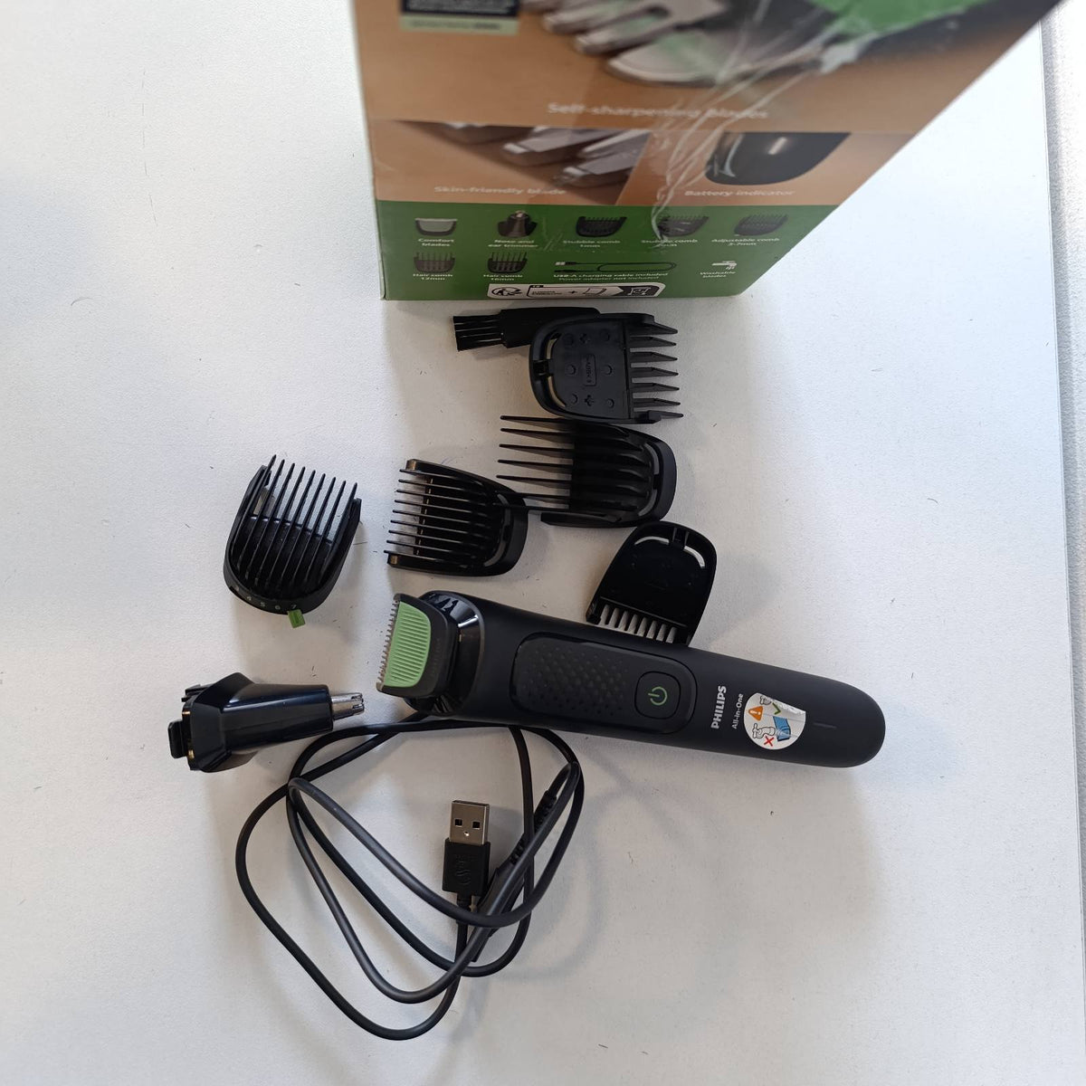 316224 - PHILIPS Makinë prerëse gjithçka-në-një Multigroom Series 3000, 7 aksesorë, MG3930/15, tehe vetë-mprehëse, 10 gjatësi prerjeje