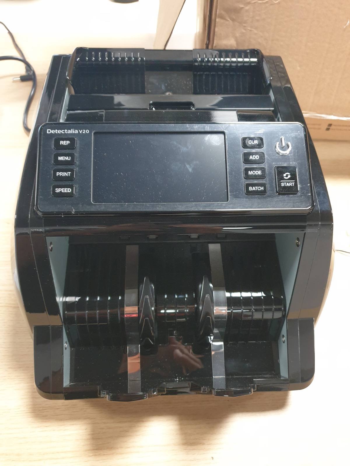 295468 - DETECTALIA Numërues Faturash V20 me Detektim UV/MG/IR/MT/CIS, Ekran me Prekje 4.5", Lexim i Numrit Serial, Numërim i Përzier me Valuta të Shumëfishta (EUR/GBP/CHF/USD/SEK/PLN/TRY/DKK) 1200/Min