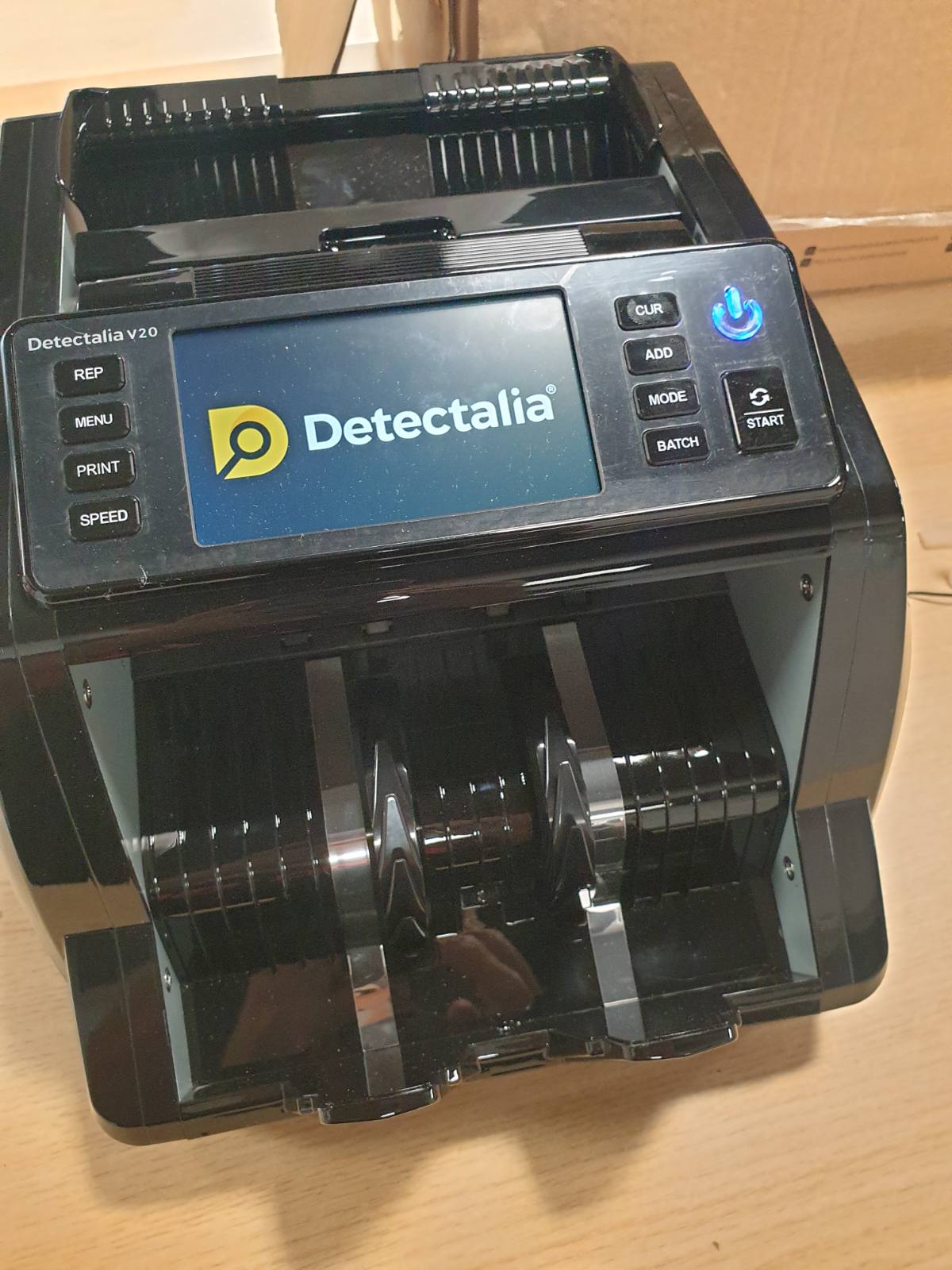 295468 - DETECTALIA Numërues Faturash V20 me Detektim UV/MG/IR/MT/CIS, Ekran me Prekje 4.5", Lexim i Numrit Serial, Numërim i Përzier me Valuta të Shumëfishta (EUR/GBP/CHF/USD/SEK/PLN/TRY/DKK) 1200/Min
