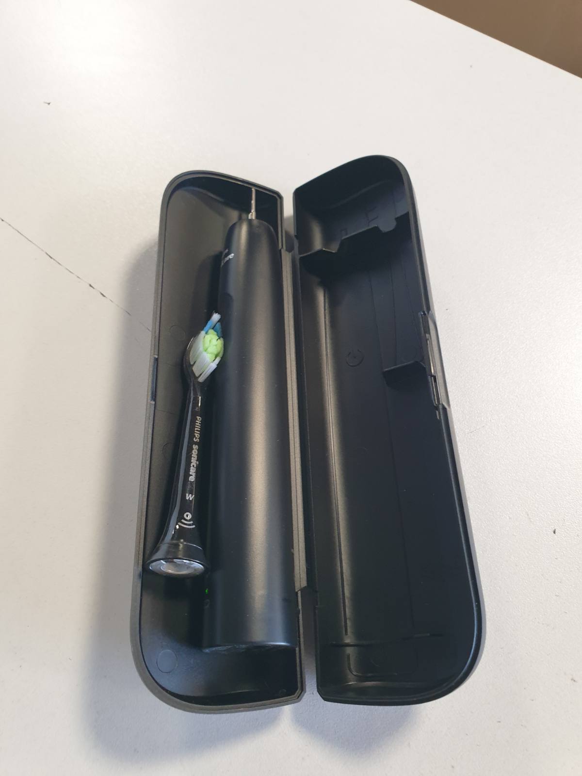 315521 - PHILIPS Sonicare 4100 Furçë dhëmbësh elektrike Sonicare për të rritur me 1 kokë furçe Philips W2 Optimal White në të zezë, çantë të hollë udhëtimi dhe karikues USB (modeli HX3683/54)