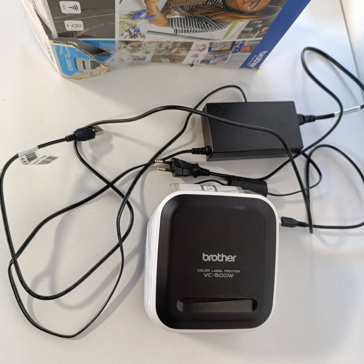 295483 - BROTHER VC-500WCR - Printer Etiketash me Ngjyra, Lidhje Pa Tel, Teknologji Printimi ZINK, 5 Gjerësi Rrotullash nga 9 deri në 50 mm