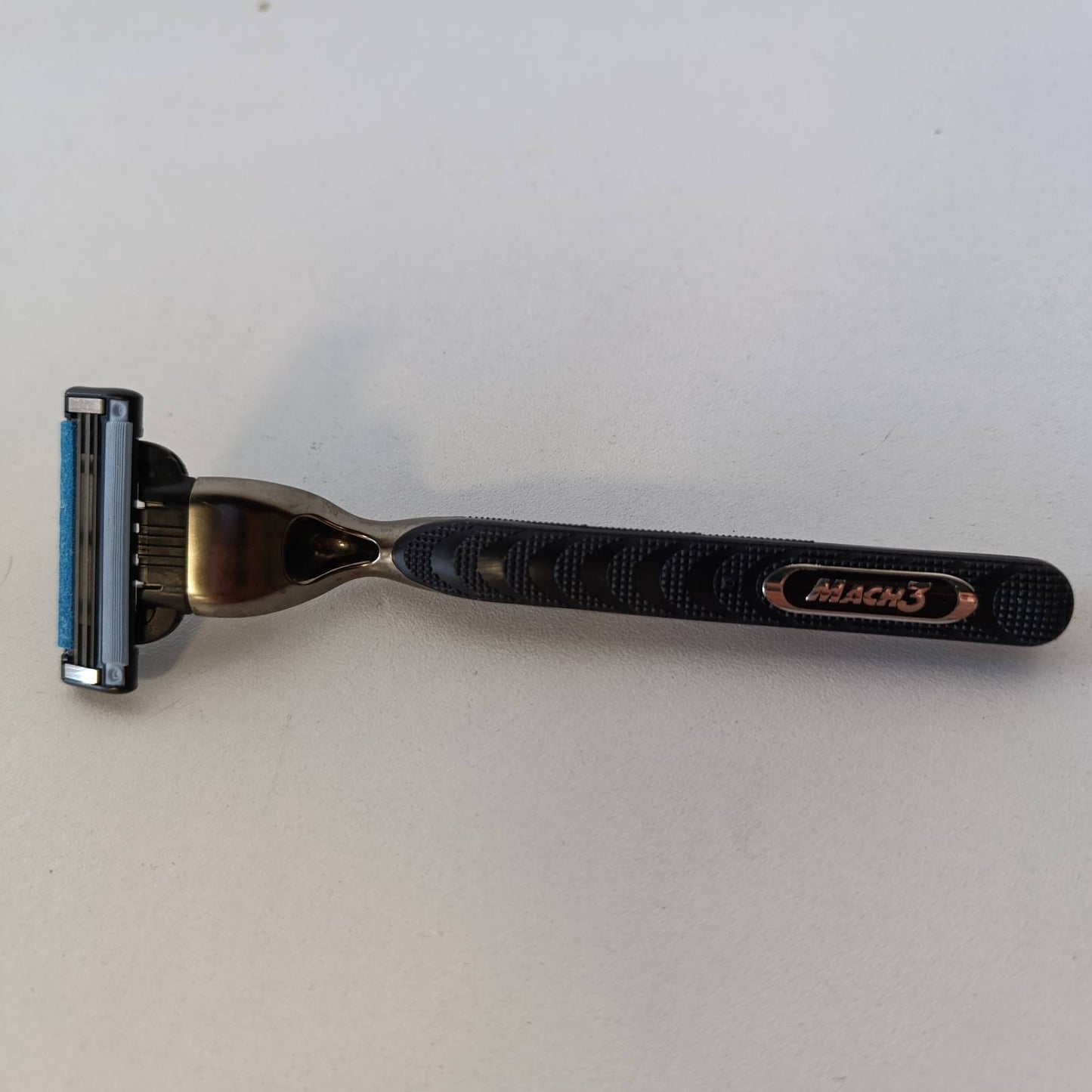 318368 - GILLETTE Brisku Mach 3, me 3 Mbushje, i Zi, dorezë e ripërdorshme, 3 fishekë çelik inoks, shirit lubrifikues, 1 mbushje ofron deri në 15 rruajtje