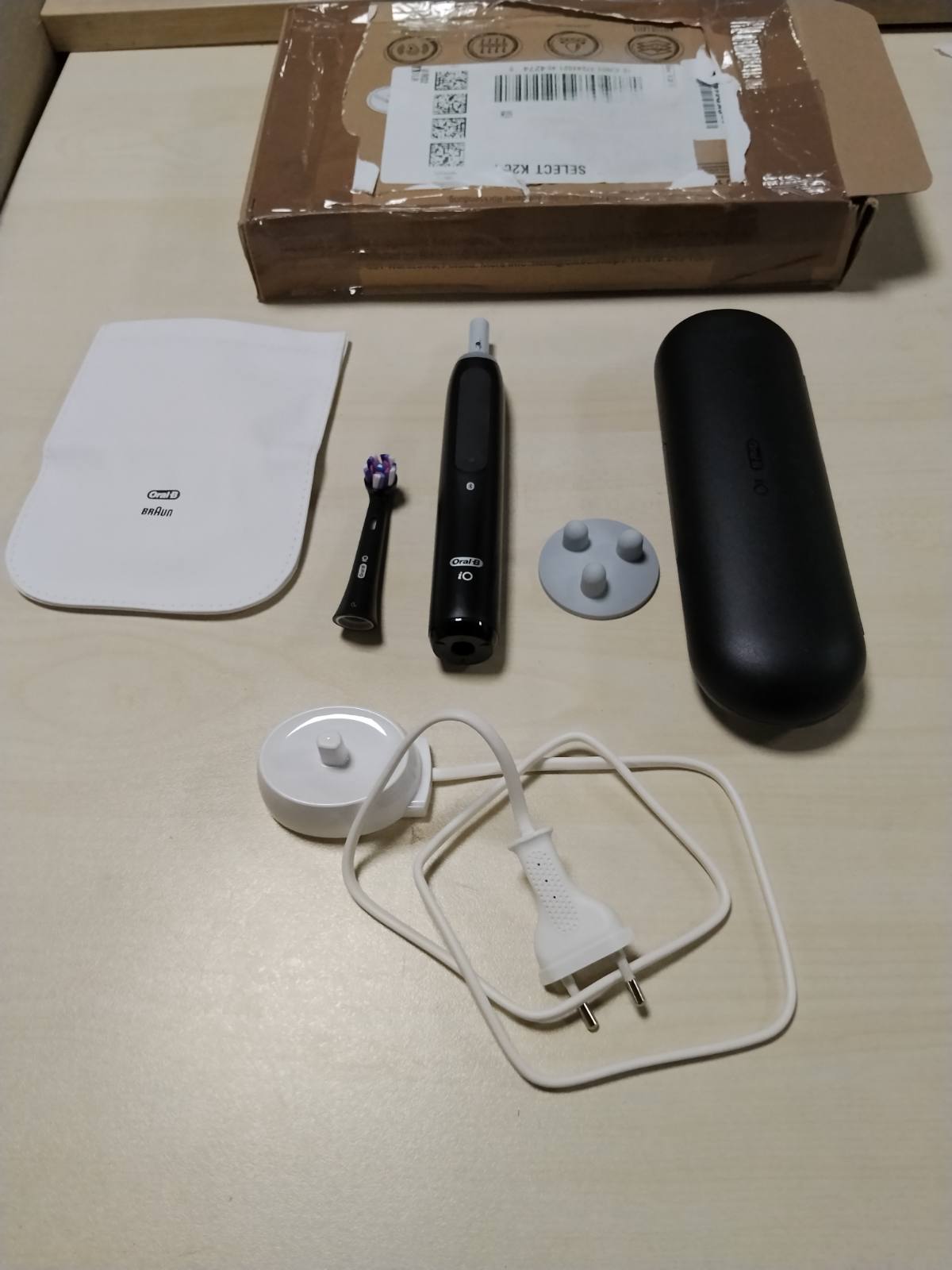 315171 - Furçë dhëmbësh elektrike iO Series 5 Plus Edition, përfshin 3 koka furçe dhe kuti udhëtimi, 5 mënyra pastrimi, e zezë, e projektuar nga Braun