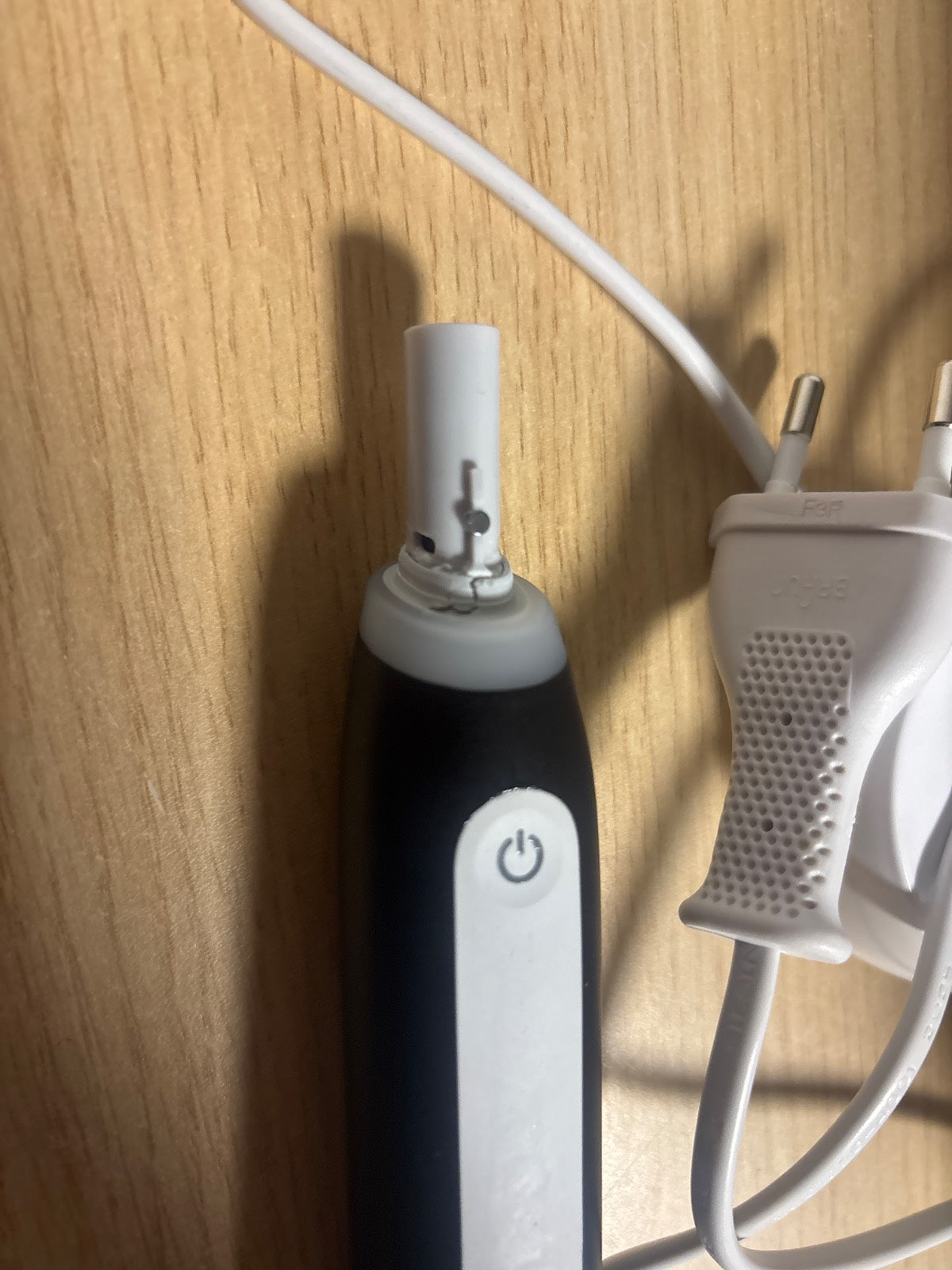 301659 - BRAUN Set Dhuratë për Furça Dhëmbësh Elektrike Oral-B iO Seria 3, e zezë, përfshin 3 koka furçe, 3 mënyra pastrimi