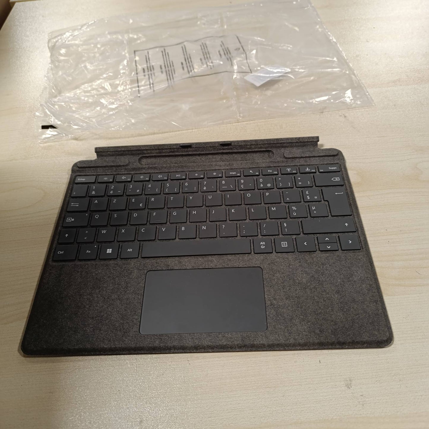 276076 - MICROSOFT SURFACE SIGNATURE Tastiera, Platinum, e pajtueshme me Surface Pro 8, Pro 9 dhe Pro X (tastiera AZERTY)