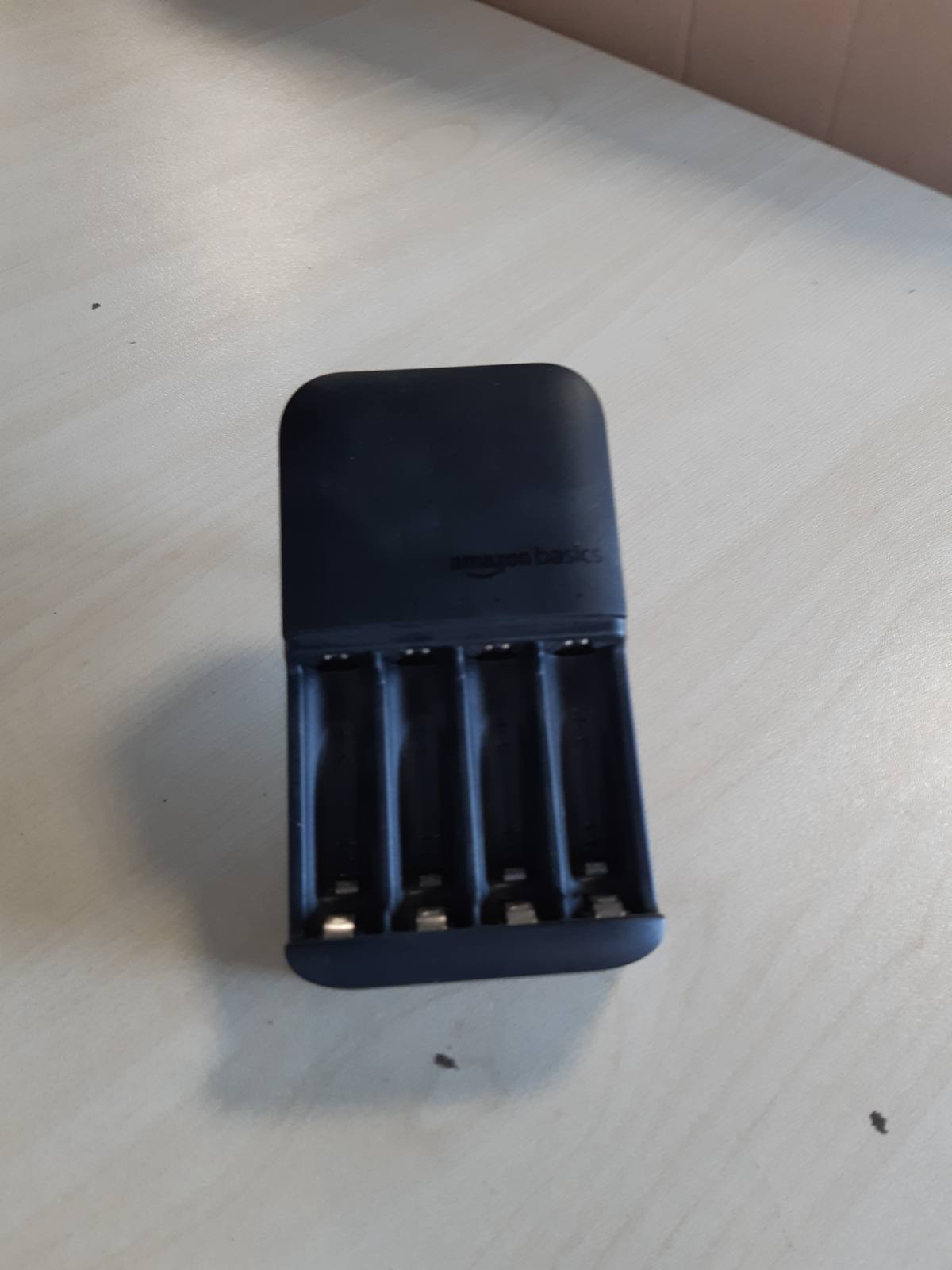 273644 - AMAZON BASICS Bateri të rikarikueshme NiMH (4 AAA 800mAh + 4 AA 2000mAh) me karikues me 4 vende, prizë evropiane, pako me 8 copë, e zezë