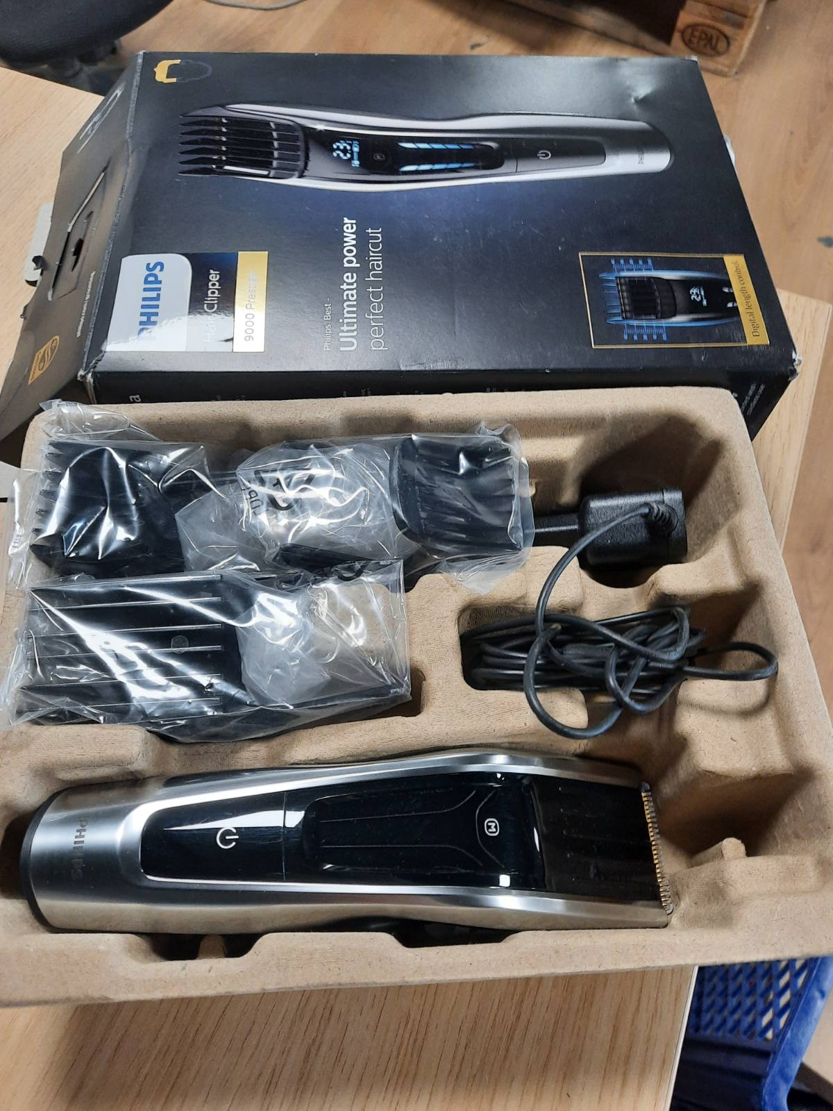 315540 - PHILIPS SERIA 9000 - Makinë prerëse flokësh me kontroll dixhital, tehe titaniumi, 400 cilësime gjatësie, funksionim pa tel 120 minuta, modeli HC9450/15