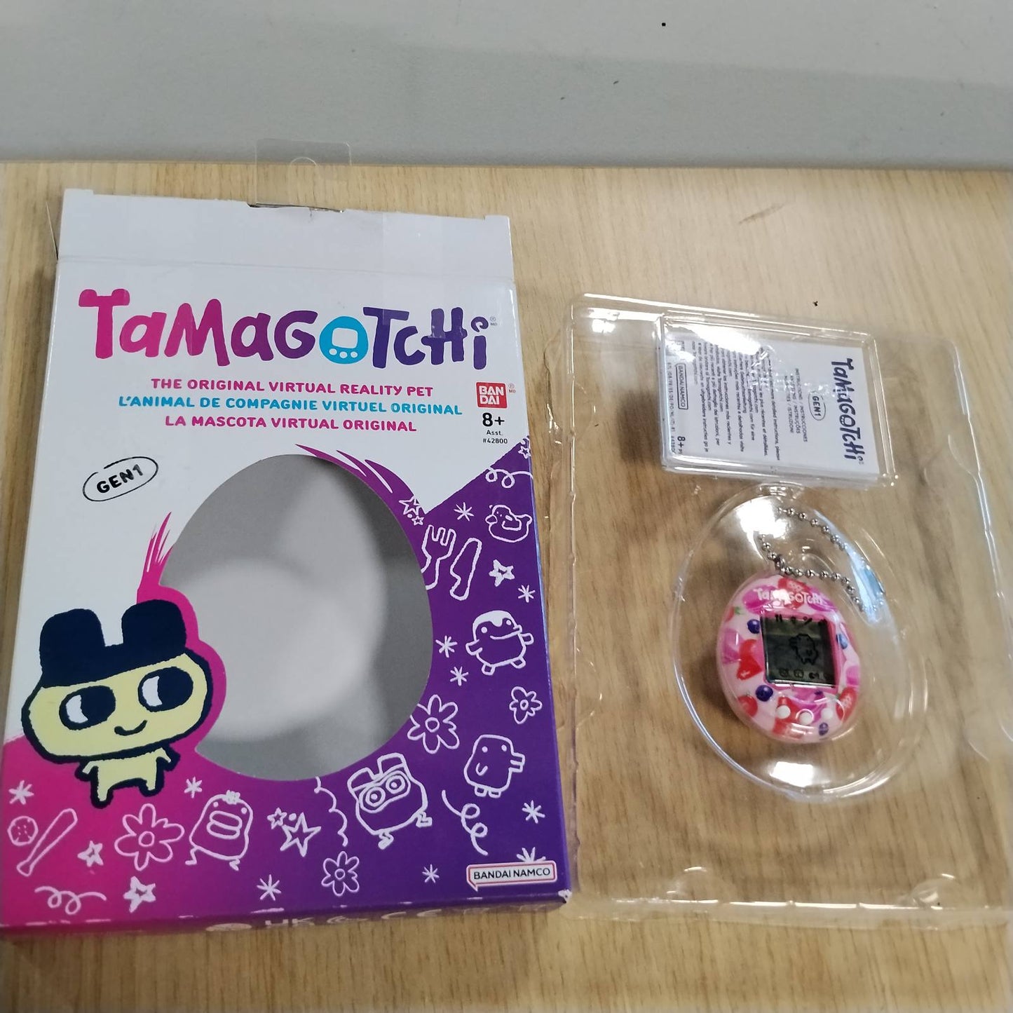293743 - BANDAI Tamagotchi Original Berry Delicious, Kafshë shtëpiake interaktive me ekran LCD, 3 butona, mini-lojëra, Lodër për fëmijë 8 vjeç e lart, 42971