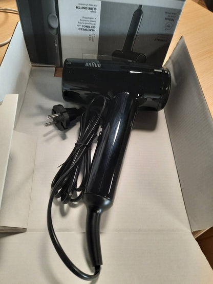 297120 - BRAUN Tharëse flokësh HD1.5, motor 1800W, 3 cilësime temperature/shpejtësie, ngjyrë e zezë me shkëlqim, model BRHD150E
